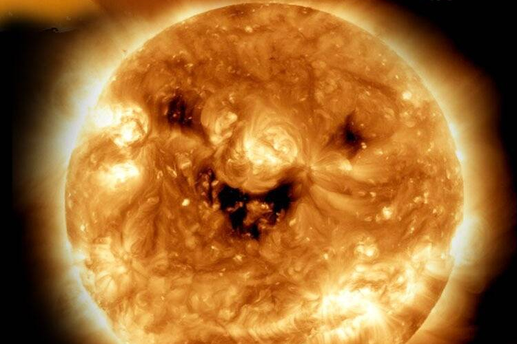 ‘ดวงอาทิตย์ยิ้ม’ถ่ายโดย Solar Dynamics Observatory